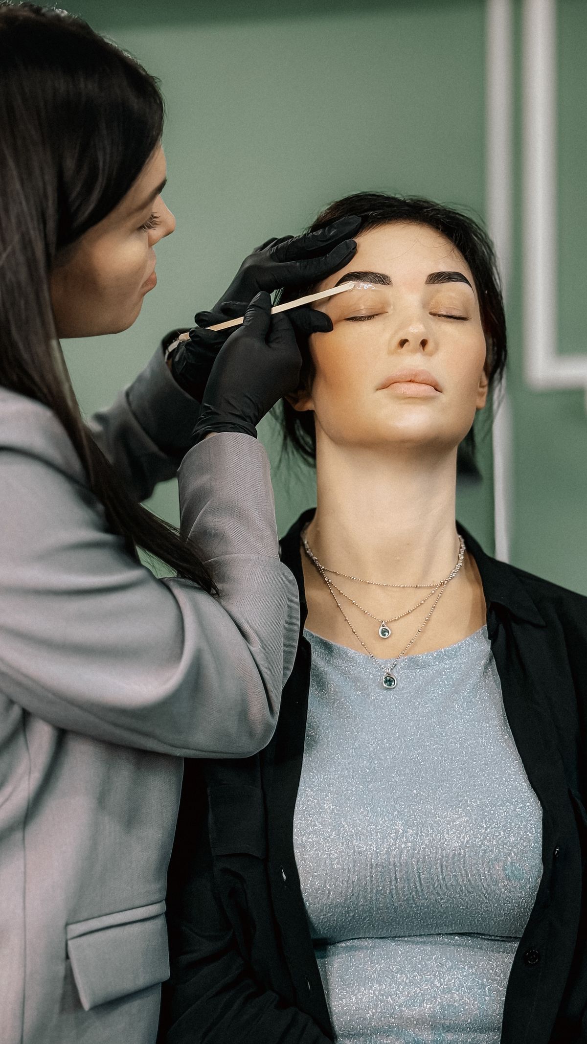 Diseño de cejas con mapeo en el estudio