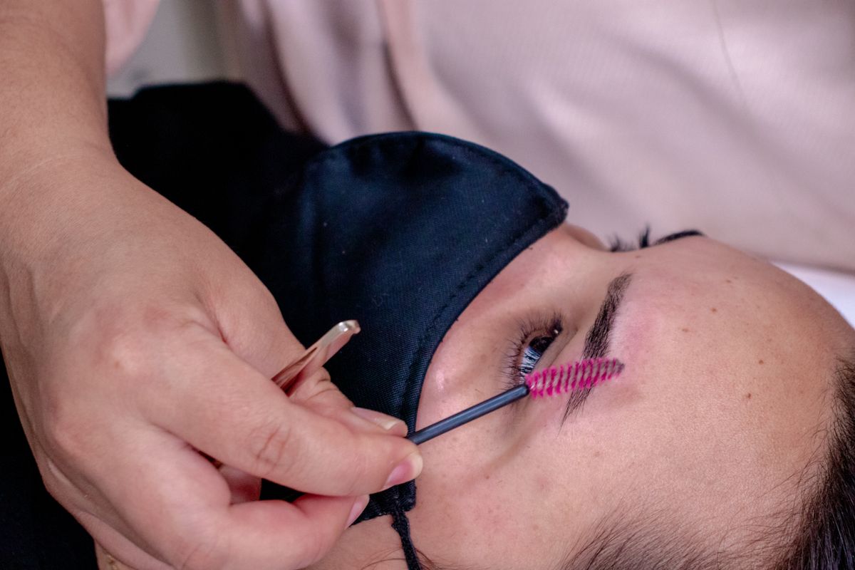 Brow lamination: peinado de cejas con cepillo
